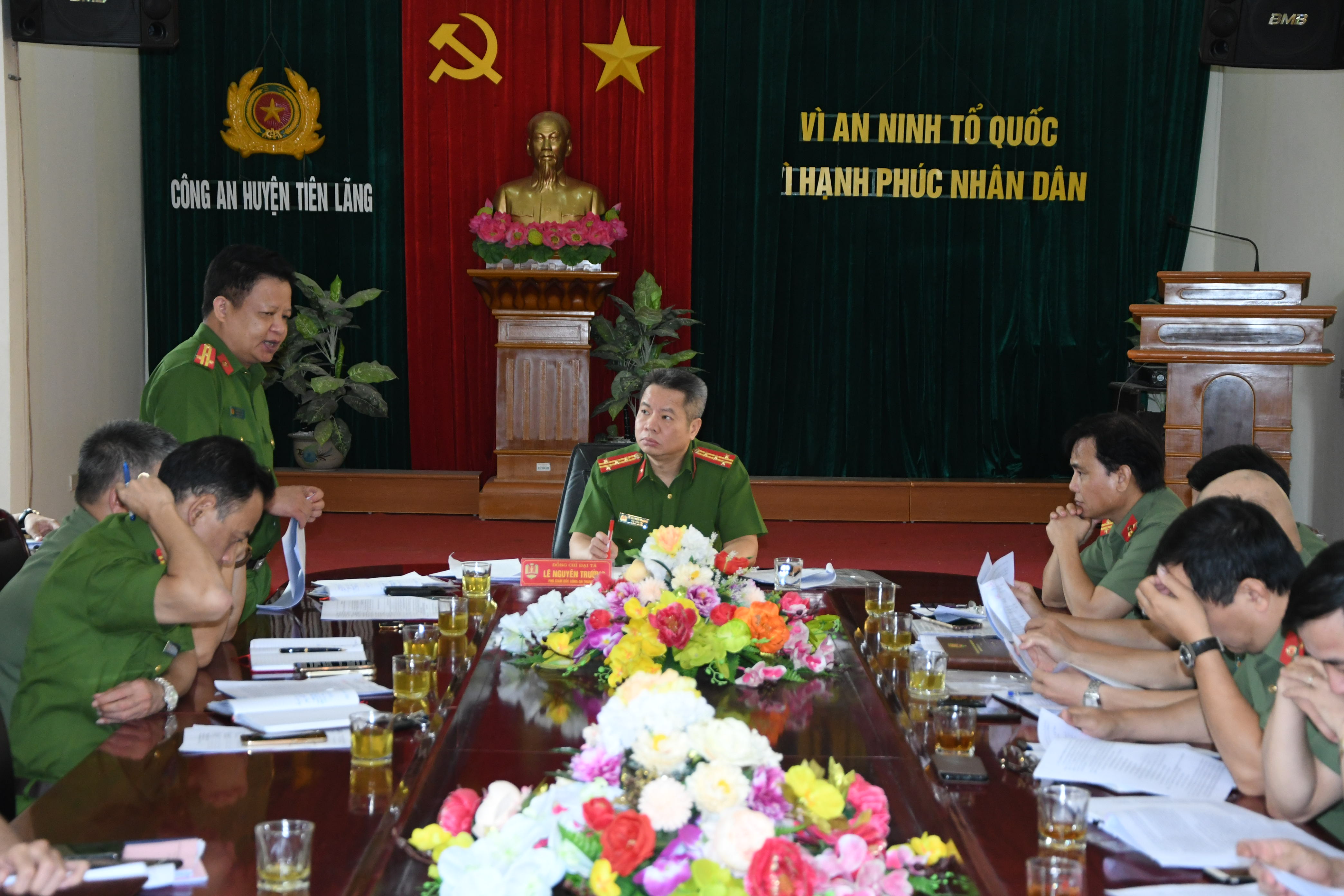 Đại tá Lê Nguyên Trường- Phó Giám đốc CATP kiểm tra công tác  6 tháng đầu năm tại CAH Tiên Lãng